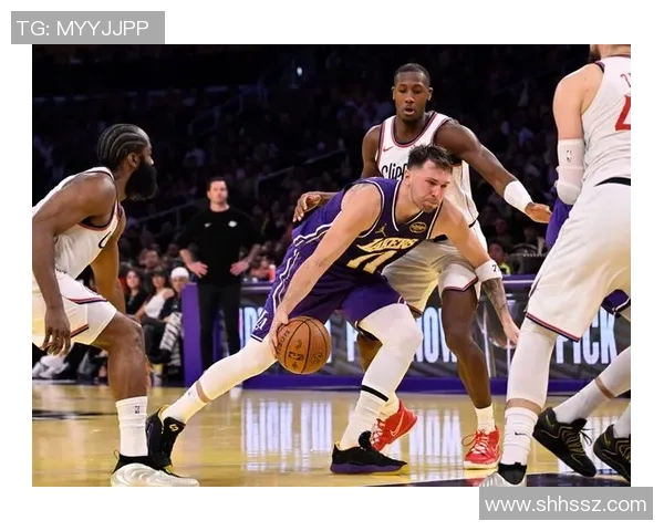 快船与湖人激战正酣最新赛况分析与精彩瞬间回顾